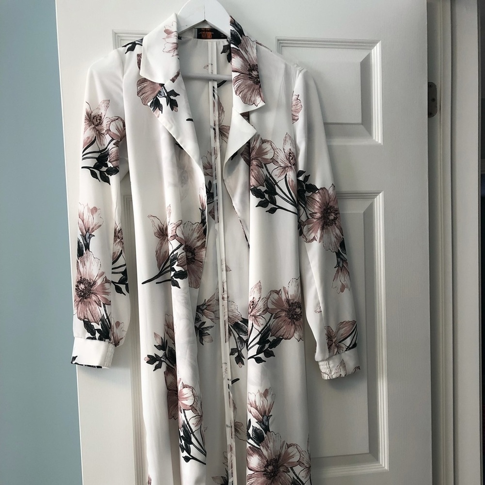 Dex white floral duster with belt size small